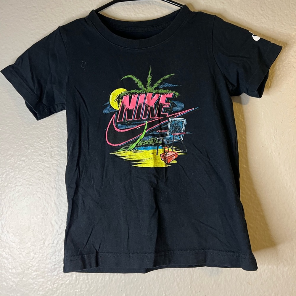 Nike Neon graphic Island Turf Tee Kid’s size 7